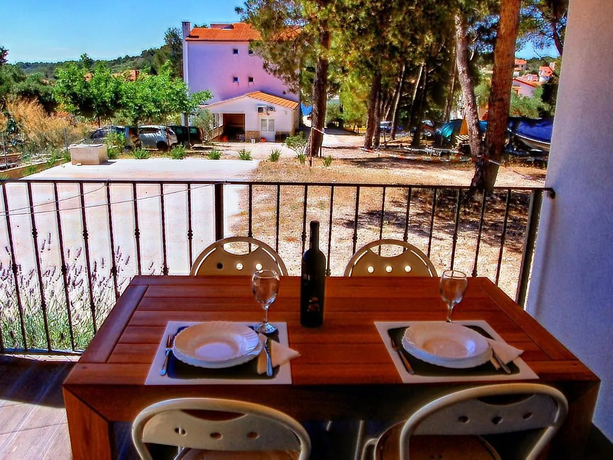 Nice Apartment With Roofed Terrace Veli Rat